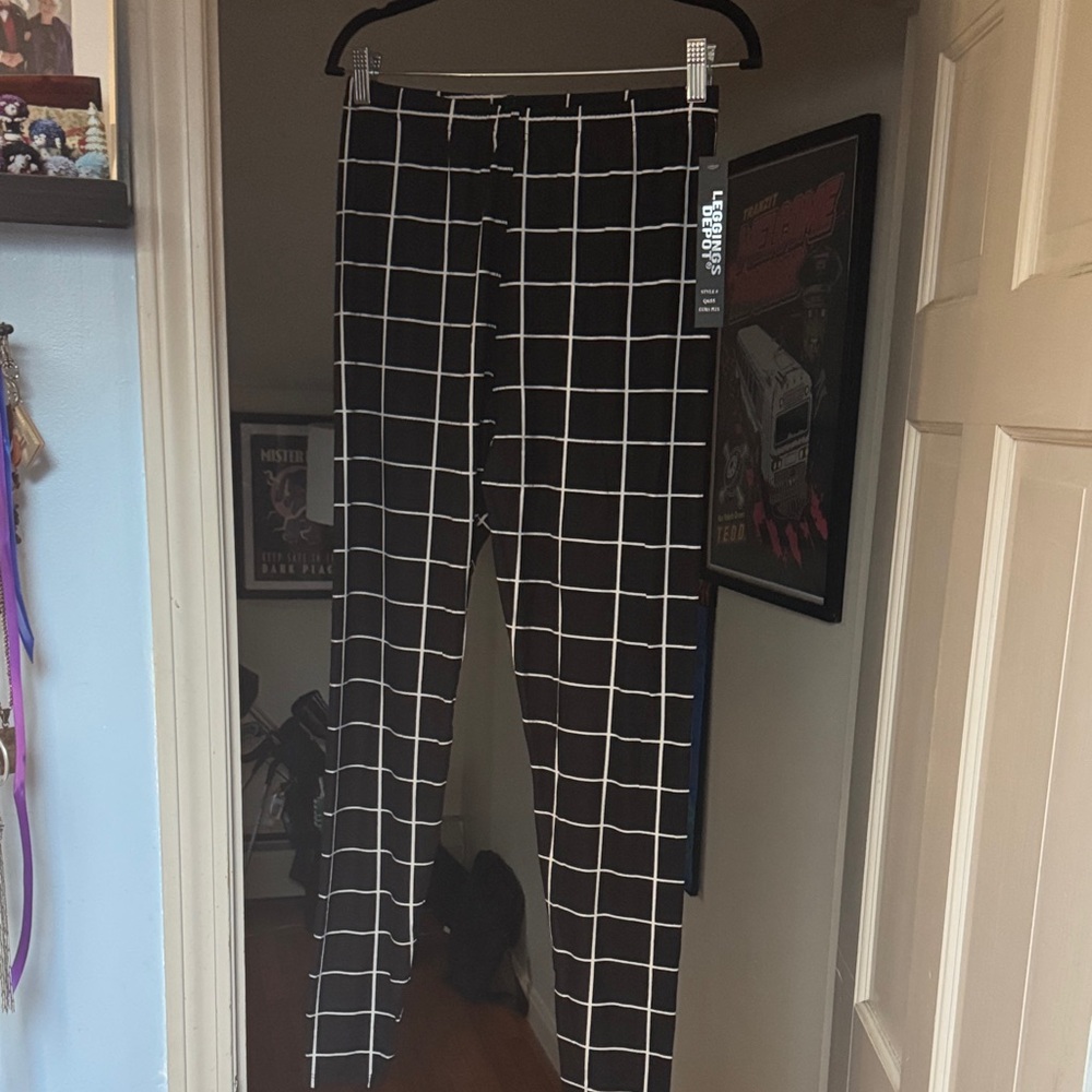 Black and White Grid Pattern LeggingsNWT